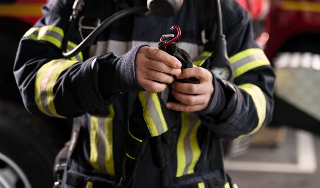 Dominik Hałubiec, bohaterski strażak z Wielunia, ratuje poszkodowanego mężczyznę po wypadku w Oleśnicy
